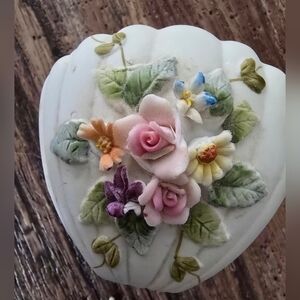 Vintage Made in Japan Porcelain Trinket Box 3D Floral Lid KW3780 Mark